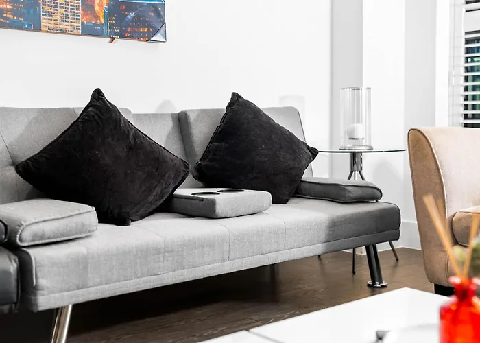 Luxury City Centre 3Bedroom 5Beds Apartment With Allocated Parking